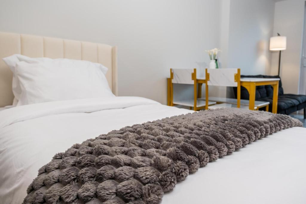Postel nebo postele na pokoji v ubytování Downtown Center Silverstone Tower I and II Long-Term Booking Only Your second home in Vancouver