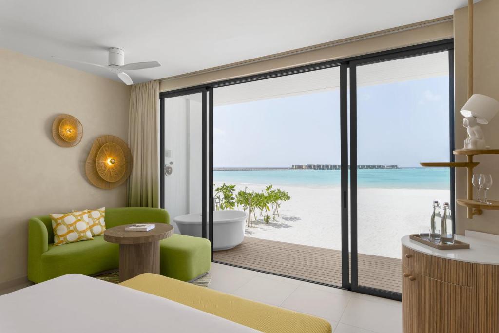 Postel nebo postele na pokoji v ubytování Centara Mirage Lagoon Maldives