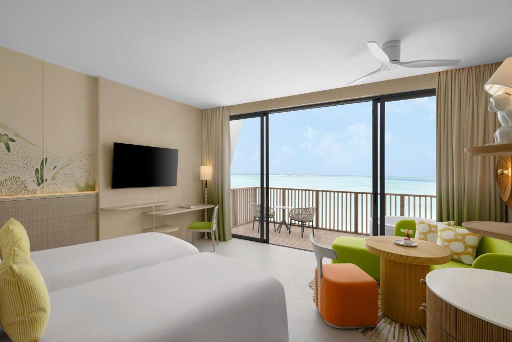 TV a/nebo společenská místnost v ubytování Centara Mirage Lagoon Maldives