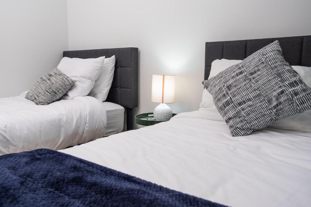 Postel nebo postele na pokoji v ubytování Downtown Center Silverstone Tower I and II Long-Term Booking Only Your second home in Vancouver