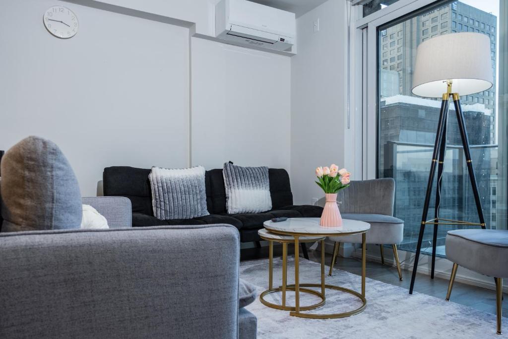 Posezení v ubytování Downtown Center Silverstone Tower I and II Long-Term Booking Only Your second home in Vancouver