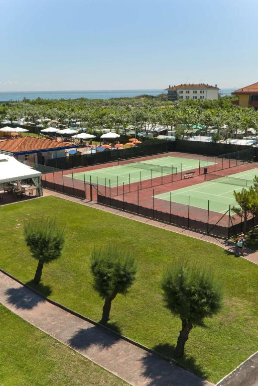 Tenis a/nebo squash v ubytování Residence Nova Marina nebo okolí