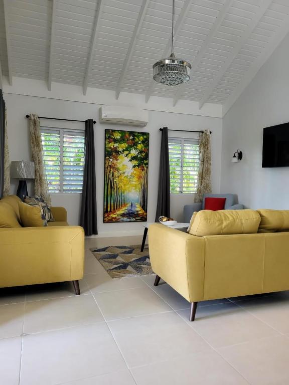 TV a/nebo společenská místnost v ubytování KK'S Elite Escape with private beach