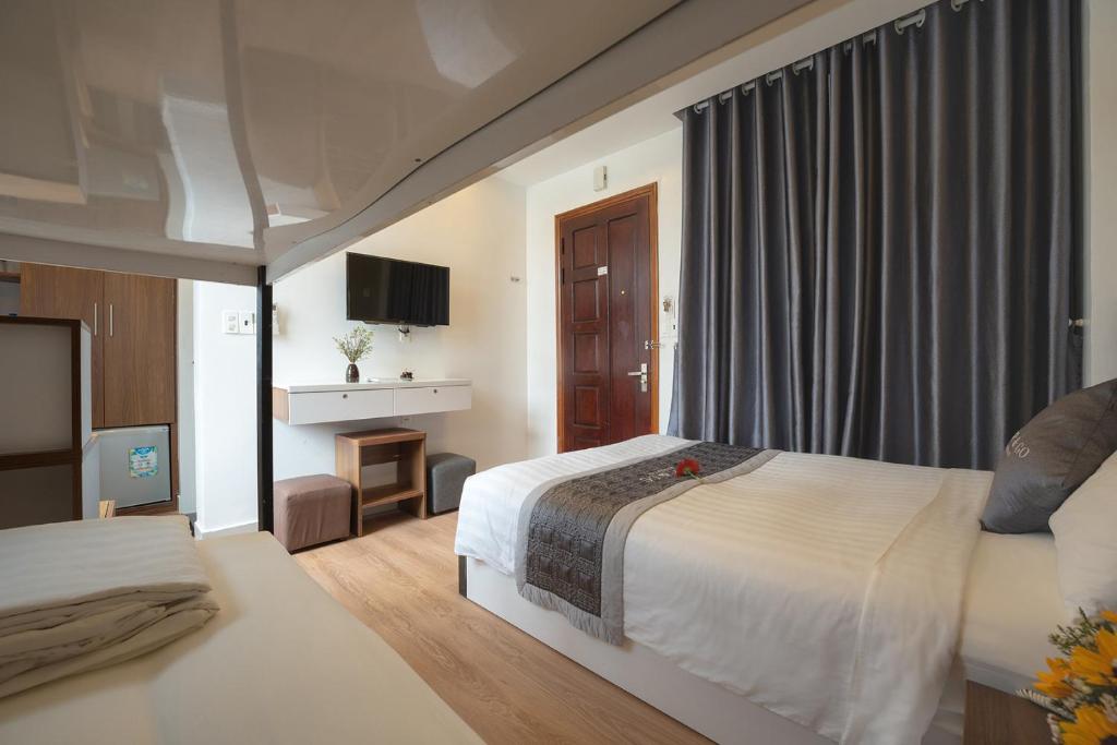 Giường trong phòng chung tại Stop and Go Boutique Homestay Hue