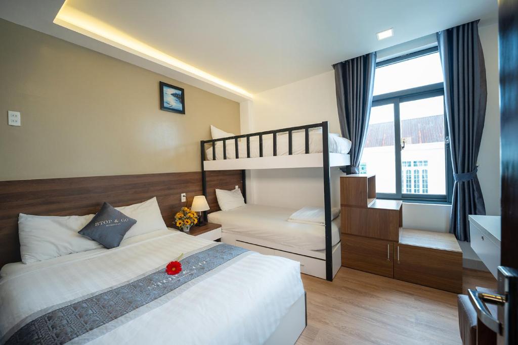 Giường trong phòng chung tại Stop and Go Boutique Homestay Hue