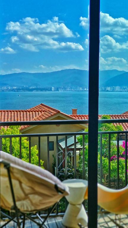 大理大理洱海lila's house海景精品客栈的阳台享有房屋和大海的景致。