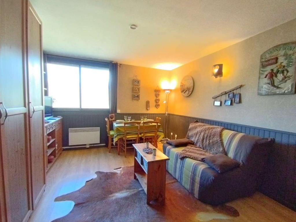 un salon avec un canapé et une table dans l'établissement Studio cosy 4 pers. à St-Lary-Soulan, équipé, proche pistes - FR-1-457-372, à Saint-Lary-Soulan