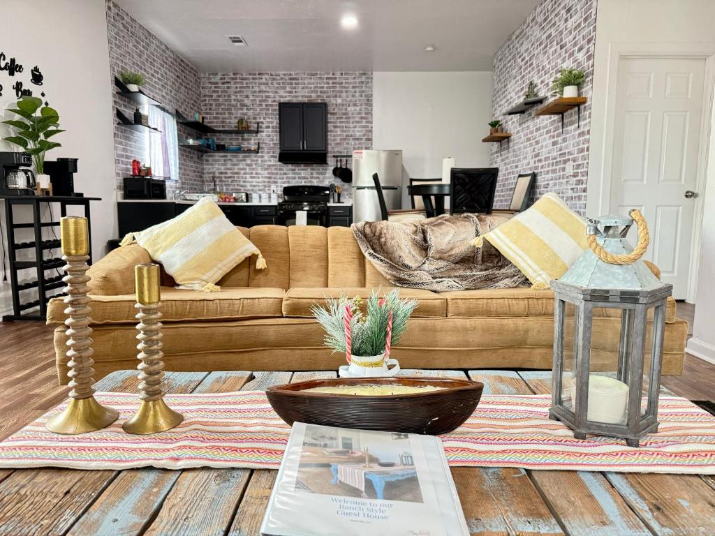 DinubaにあるGUEST RANCH HOUSE w POOL access near NATL PARKSのソファとテーブルのあるリビングルーム