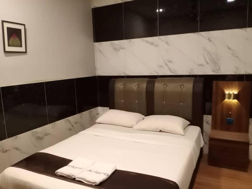 Postel nebo postele na pokoji v ubytování Golden Leaf Boutique Hotel Nusa Idaman Formerly Known as Ariana Hotel