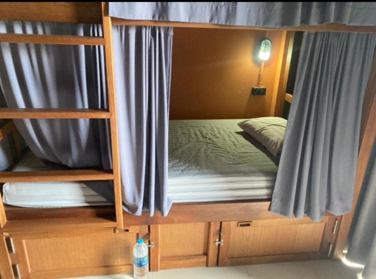 Postel nebo postele na pokoji v ubytování NOMAD HOSTEL KRABI AND TRAVEl