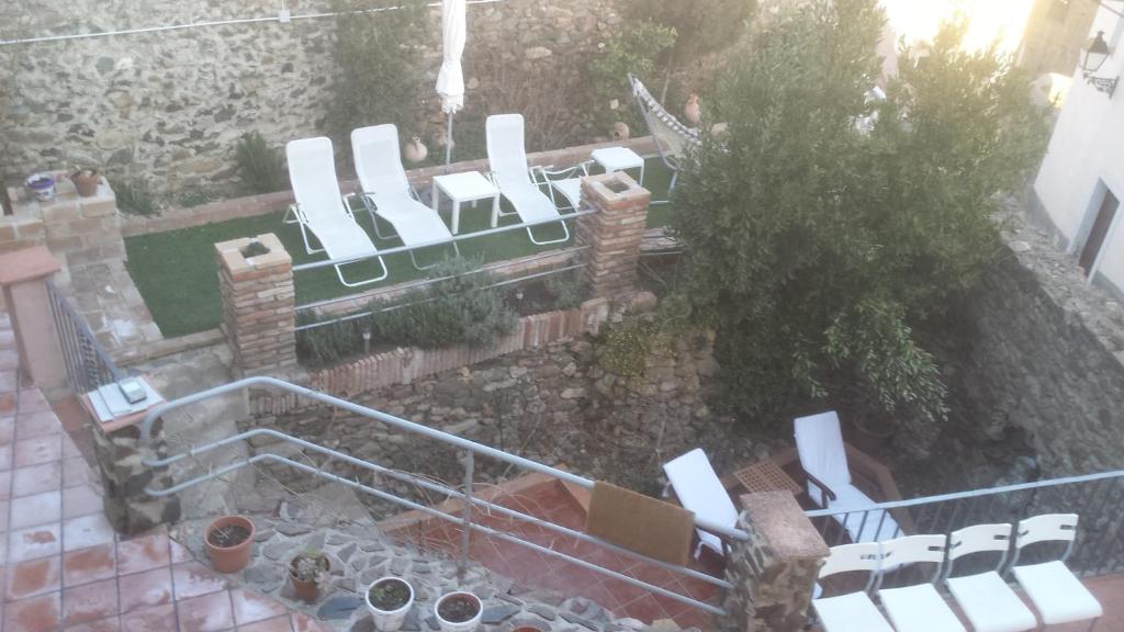 Porrera的住宿－Can Peiri，享有带白色椅子的庭院的空中景致。