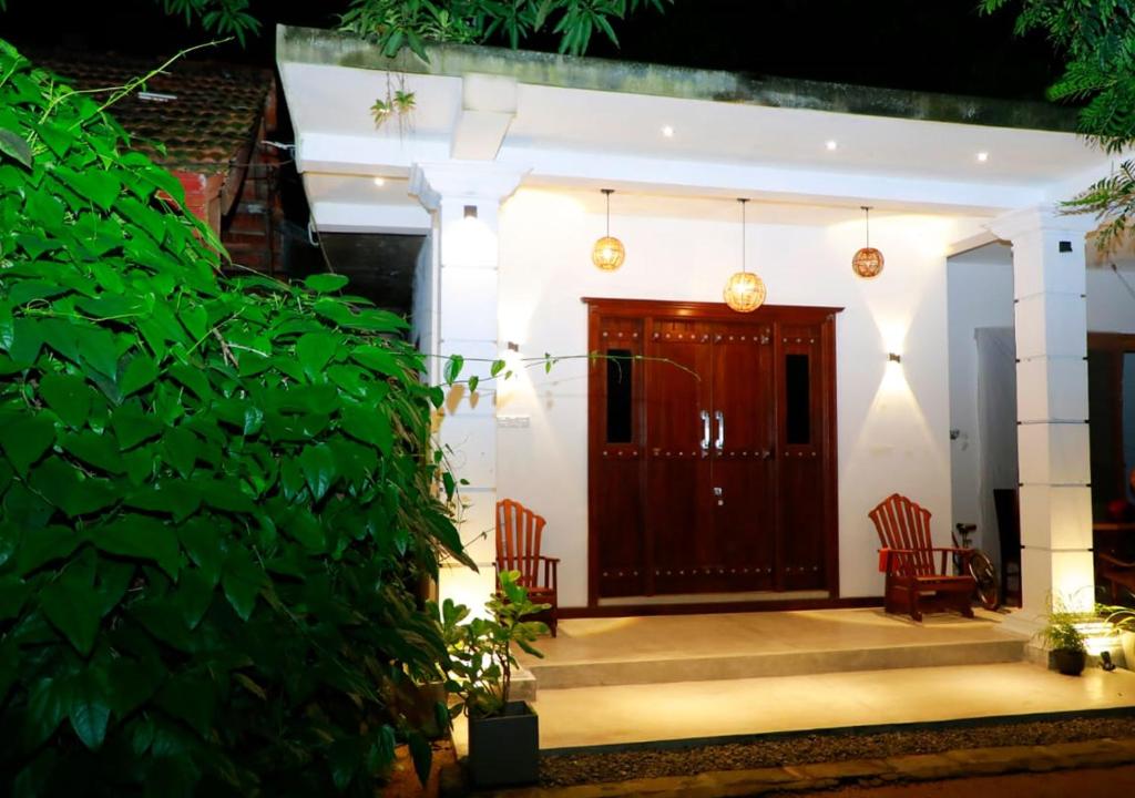 アハンガマにあるGreen Oasis Ahangamaの夜の家の玄関