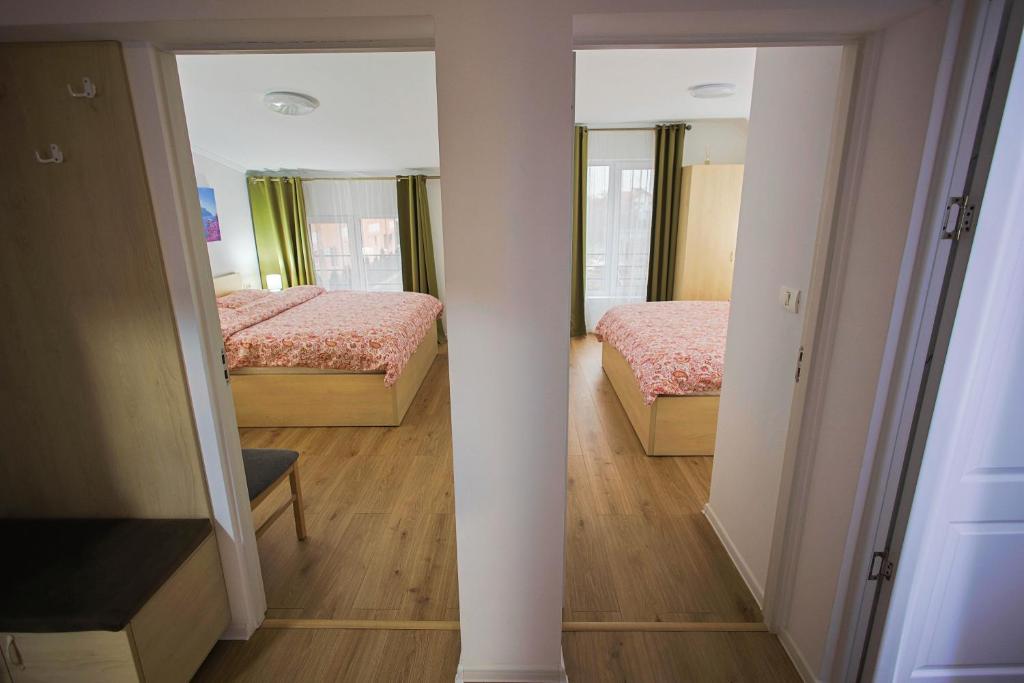 Spațiu Generos Apartament cu 2 Dormitoare Parcare gratuită privată 55 m² Spațiu Max. 6 Oaspeți + 1 bebe (patuț pus la dispoziție gratuit, la cerere) 2 Paturi Matrimoniale de 1,80 m x 2.00 m fiecare Canapea Extensibilă de 1,40 m Facilități Top: Bucătărie / Chicinetă complet utilată - Mașină de cafea Baie privată modernă, cu duș Aer condiționat & Încălzire centrală Mașină de spălat rufe Balcon Vezi mai multe detalii