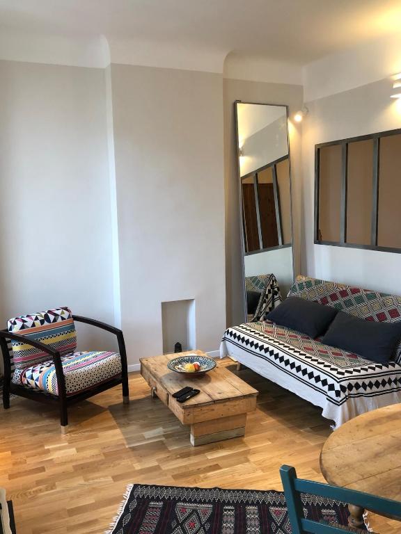 un salon avec un canapé et une table basse dans l'établissement FLC - Charming T1bis 10mn Cours Julien-Nt Dame du Mont, à Marseille