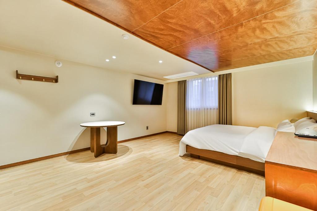 Postel nebo postele na pokoji v ubytování Gyeongju Coolstay hotel