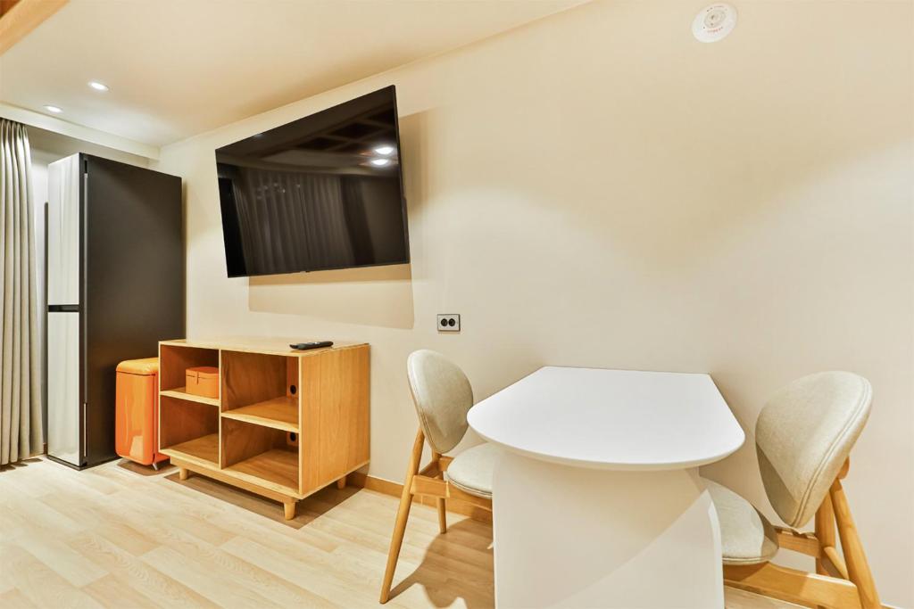 TV a/nebo společenská místnost v ubytování Gyeongju Coolstay hotel