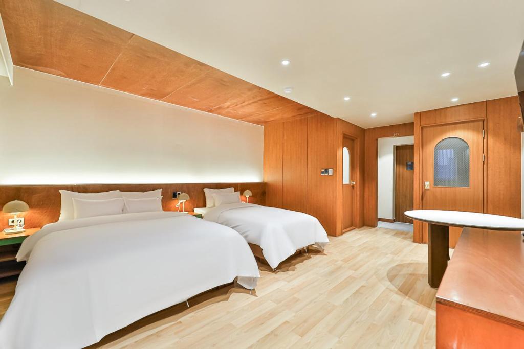 Postel nebo postele na pokoji v ubytování Gyeongju Coolstay hotel