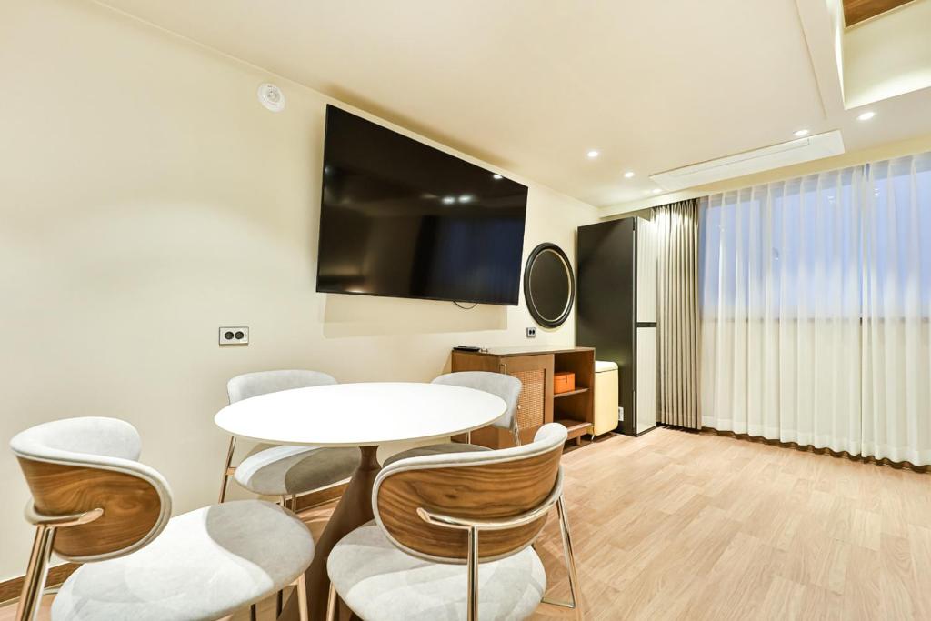 TV a/nebo společenská místnost v ubytování Gyeongju Coolstay hotel