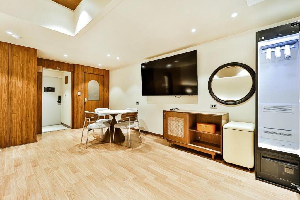 TV a/nebo společenská místnost v ubytování Gyeongju Coolstay hotel