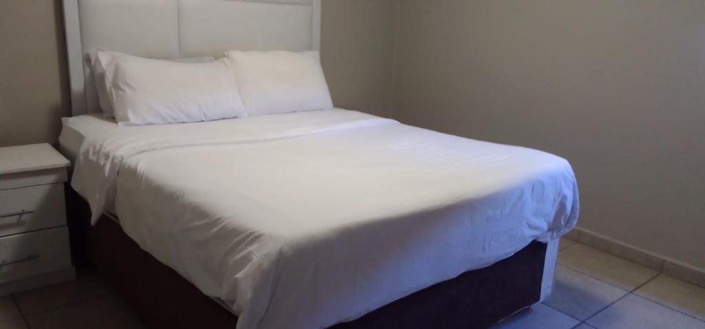 Postel nebo postele na pokoji v ubytování Central Sandton Rooms Nowifi