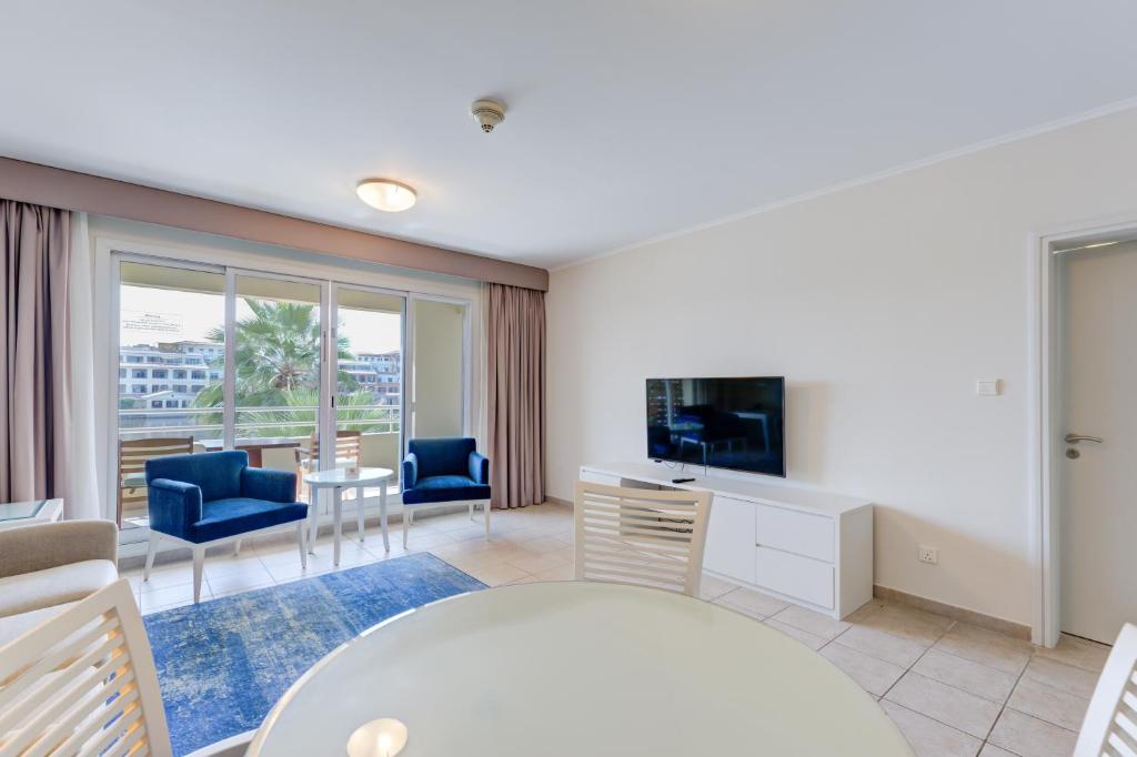 
One-Bedroom Apartment with Balcony and Lake View - Shuttle Service to JBR Beach and Access to The Market Mall
