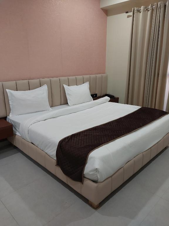 Ένα ή περισσότερα κρεβάτια σε δωμάτιο στο Hotel SGI - Jaipur Airport Hotel