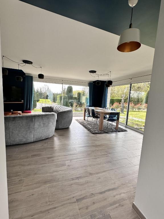 un salon avec un canapé et une table dans l'établissement L'Opale - Plain Pied - Acces PMR, à Les Attaques