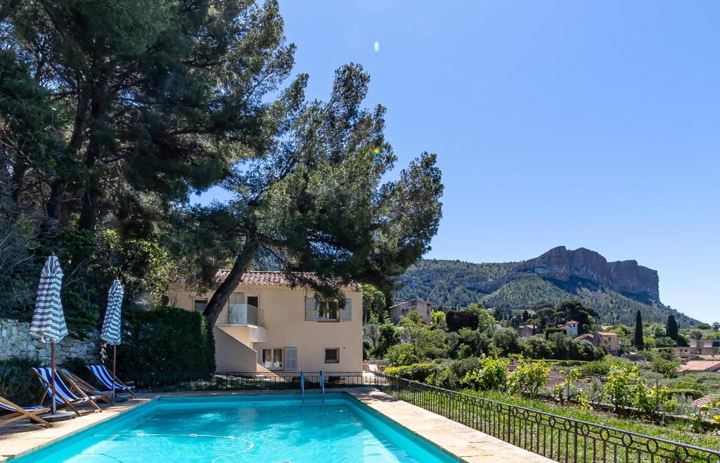 une piscine devant une maison dans l'établissement La Restanque Cassis, à Cassis