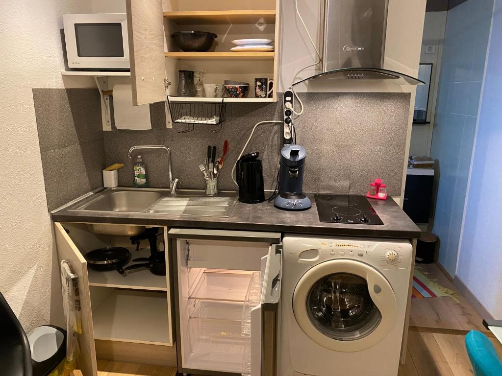 Studio meublé totalement climatisé au calme avec cuisine et lave linge