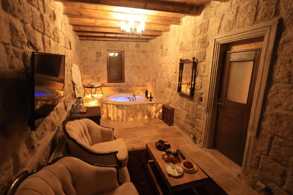 TV a/nebo společenská místnost v ubytování Katapa Stone House