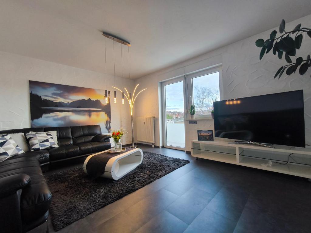 Μια τηλεόραση ή/και κέντρο ψυχαγωγίας στο Ferienhaus Goldgrube - 5 Zimmer - 140qm am Fluss