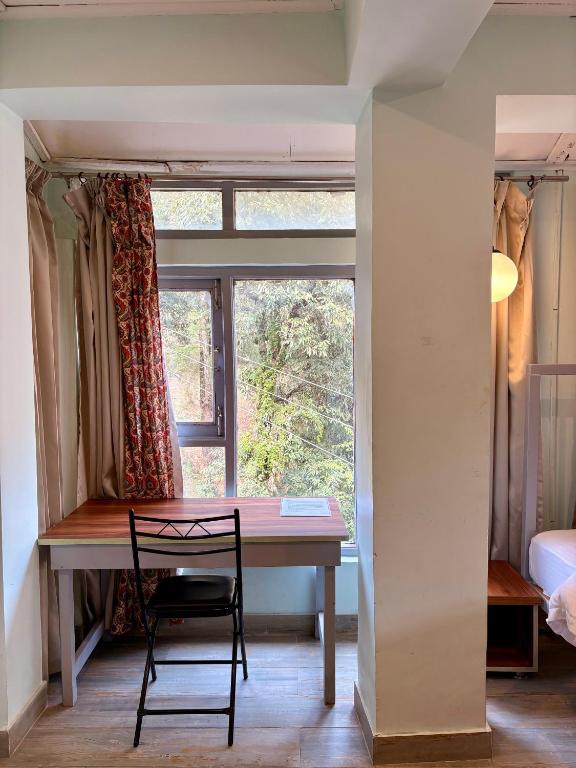 Postel nebo postele na pokoji v ubytování Eevolve Dharamkot - An Eco Hostel