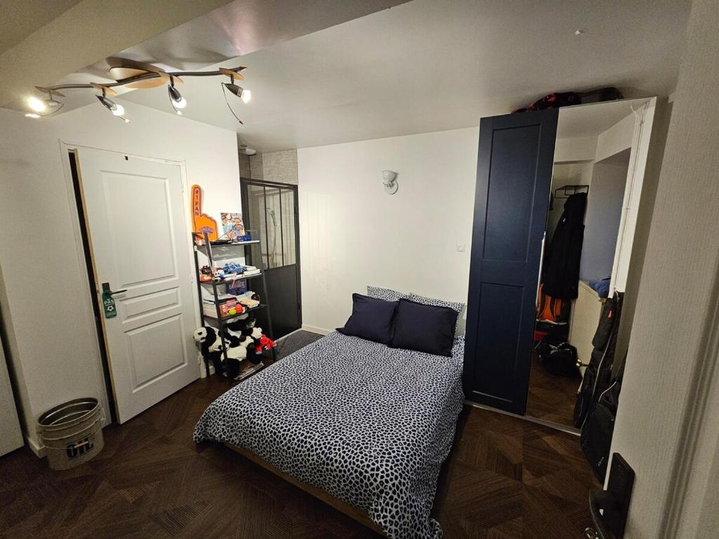 - une chambre avec un lit doté d'oreillers bleus et d'un placard dans l'établissement Chez Isa et Geo le studio Jules, à Laguian-Mazoux
