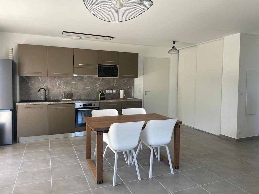 Η κουζίνα ή μικρή κουζίνα στο Appartement Solaro, plage à 100m