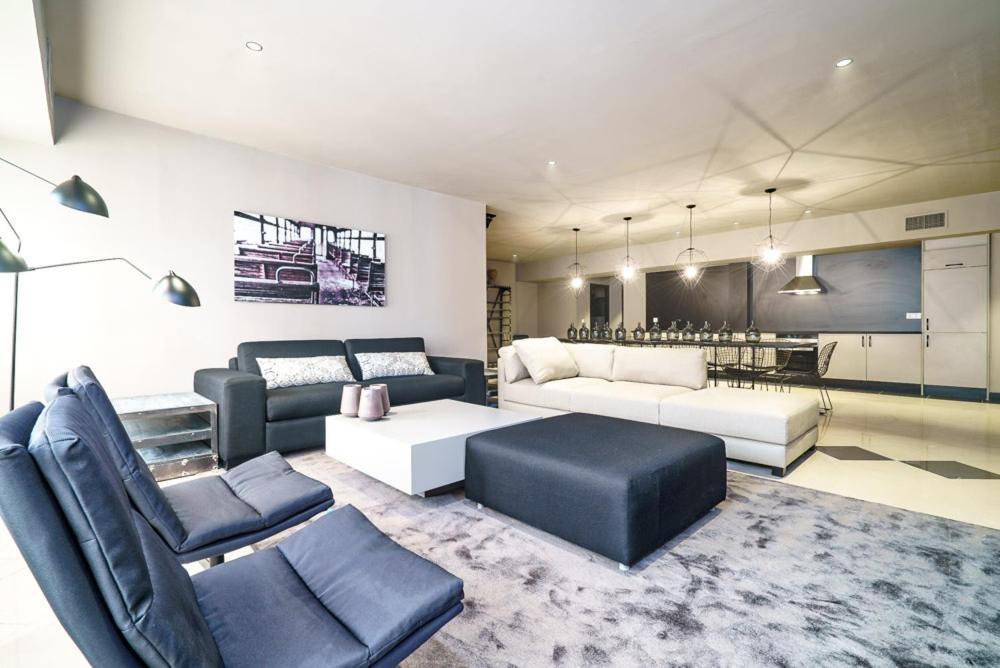 sala de estar amplia con sofás y cocina en Valencia Luxury - Boutique Paz, en Valencia