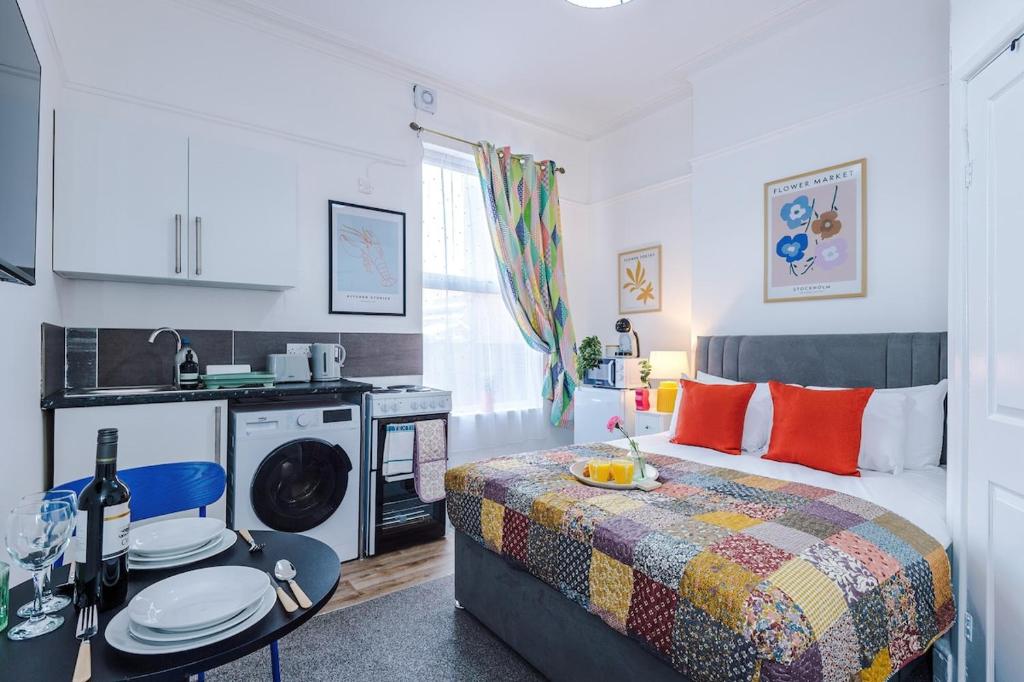 Giường trong phòng chung tại Jephsons Lodge Studio 2 - Town Centre Gem, Free Parking