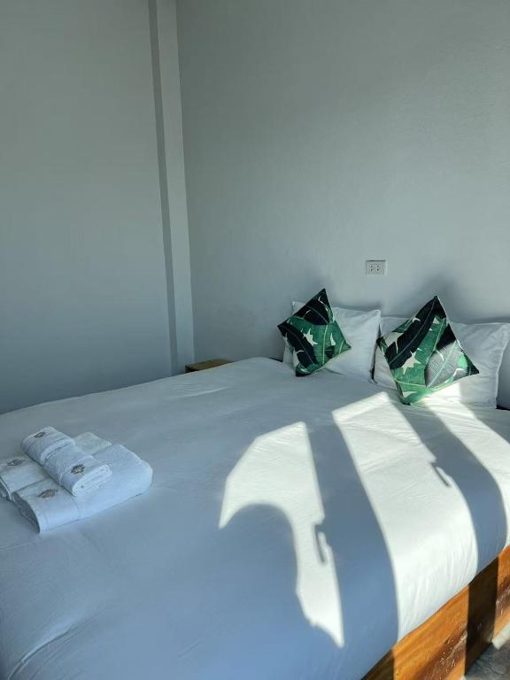 Postel nebo postele na pokoji v ubytování MANYTHIP Hotel