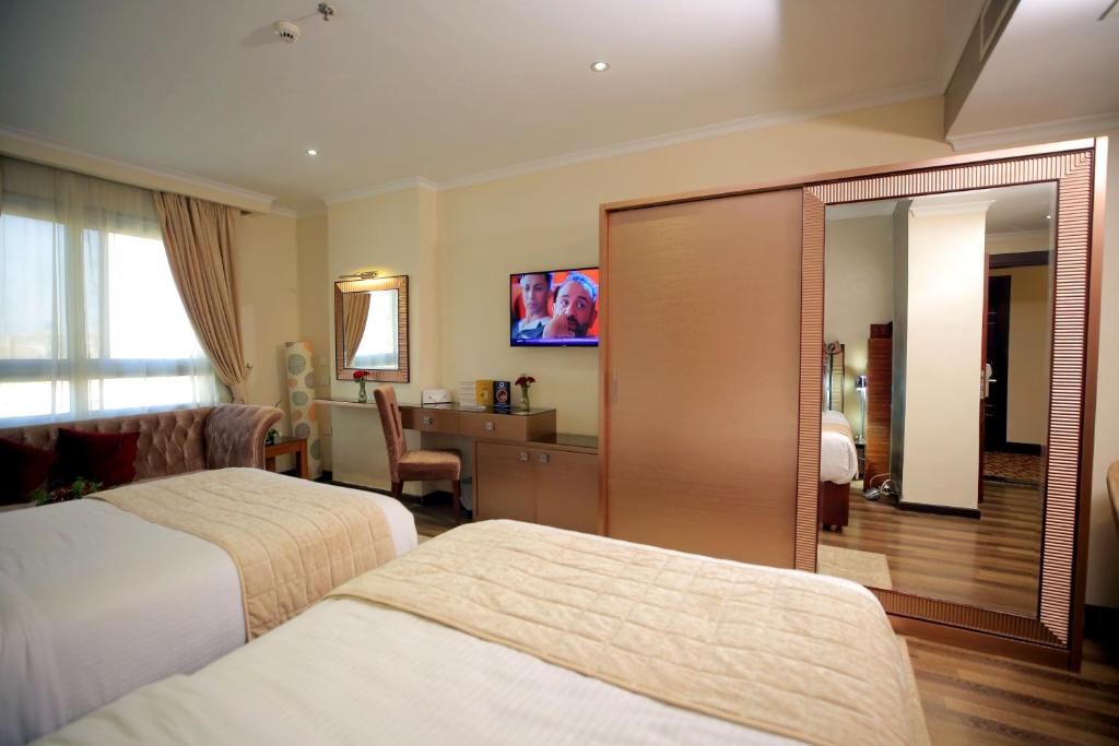 Postel nebo postele na pokoji v ubytování Cairo Taj Hotels & Suites - Dokki