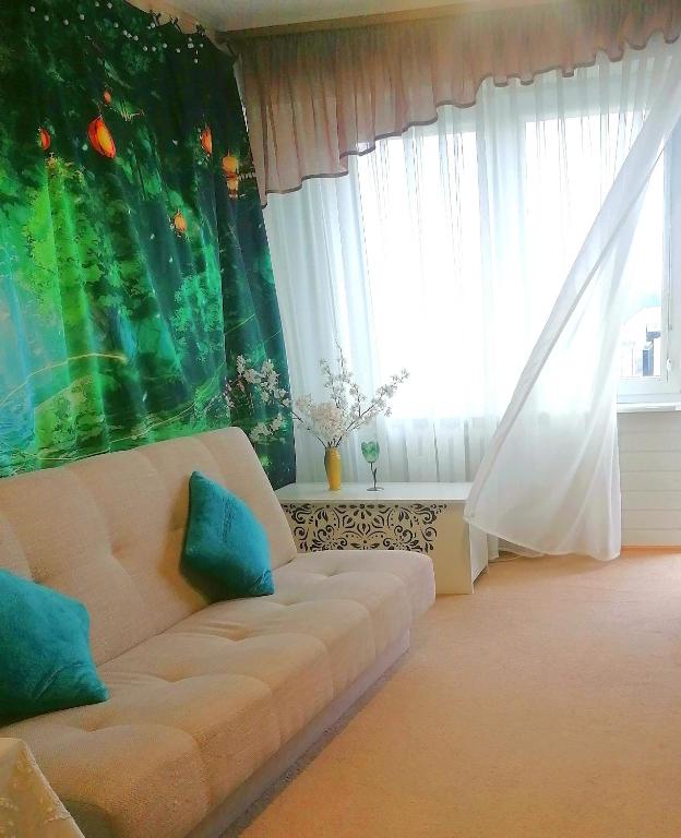 un soggiorno con un divano e una finestra di Retro CHARME CENTRUM obok szpitala a Białystok