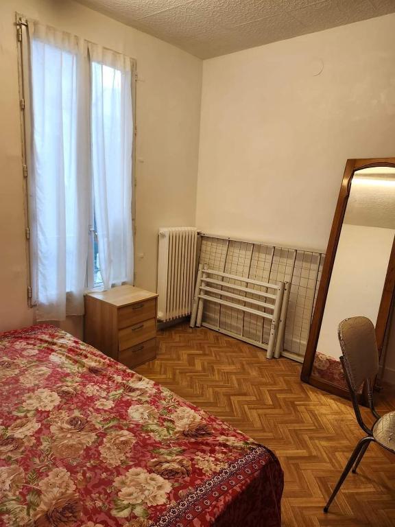 une chambre avec un lit, un miroir et une fenêtre dans l'établissement Just for sleep - Gare de Lyon APT, à Paris