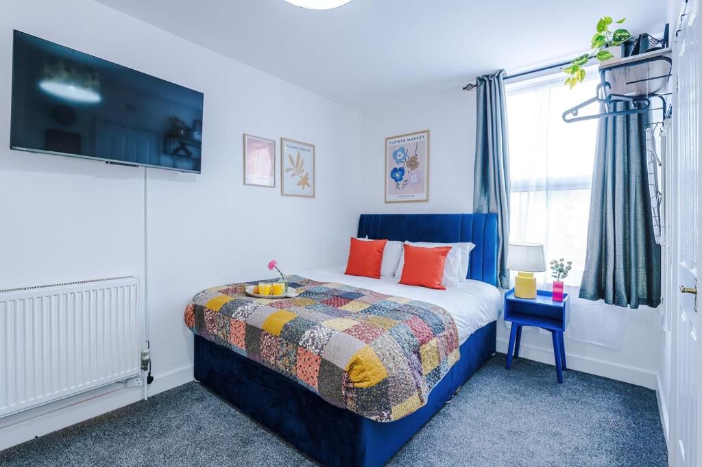 Giường trong phòng chung tại Jephsons Lodge Studio 6 - Town Centre Gem, Parking, WiFi & Free Netflix