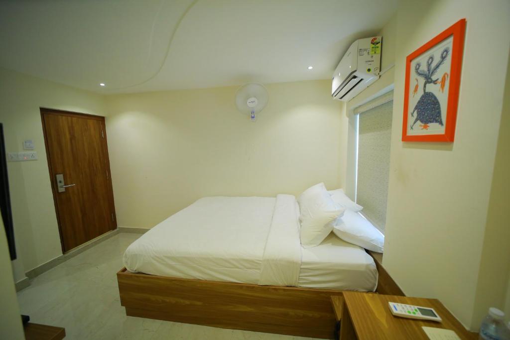 Ένα ή περισσότερα κρεβάτια σε δωμάτιο στο Dhruv Elite and Banquets