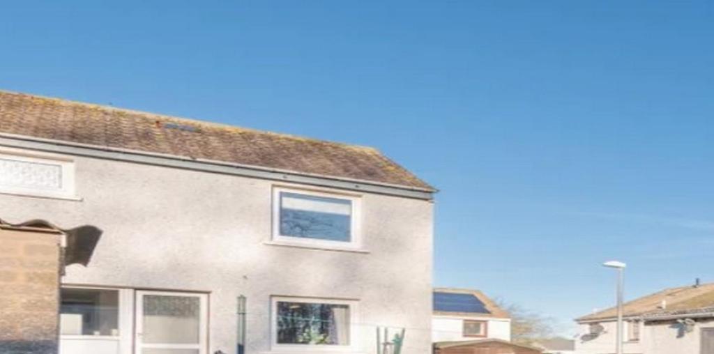 une maison blanche avec un toit marron dans l'établissement RueVizelleChalet FantasticChalet, à Courchevel