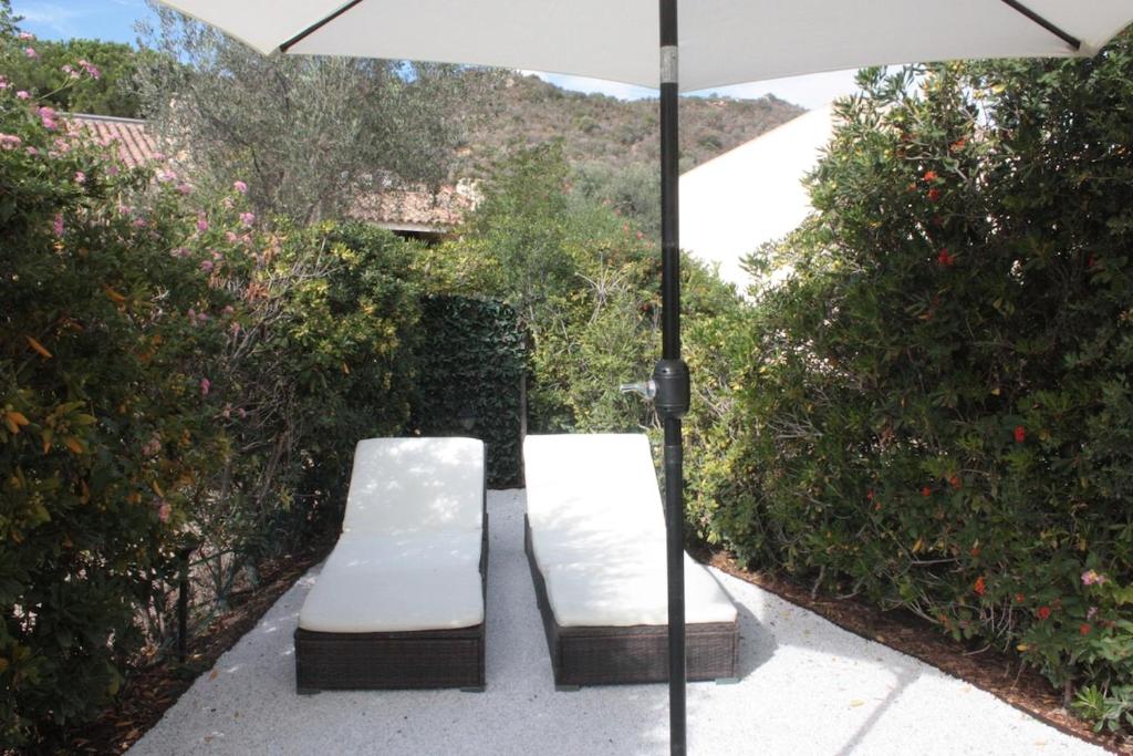 Villetta Solemari - 100m from the beach外面的花园