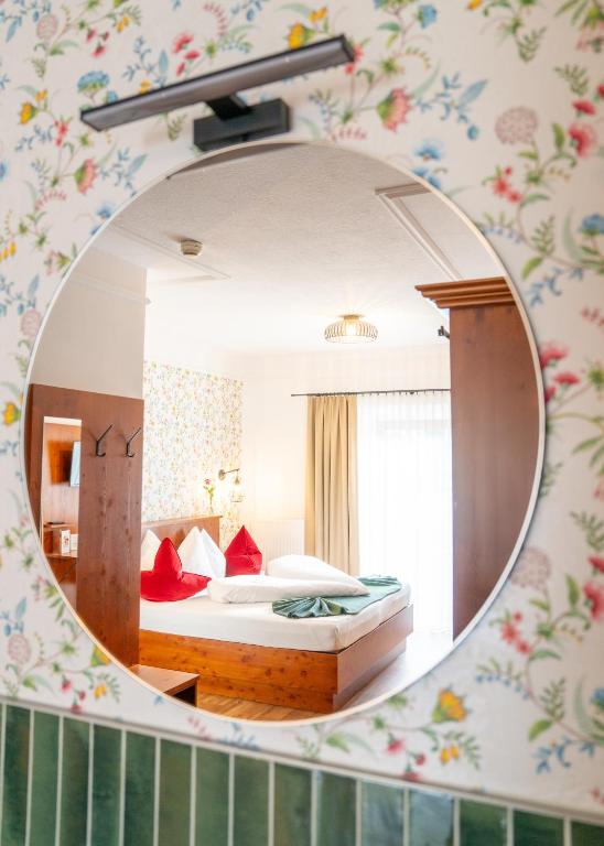 Postel nebo postele na pokoji v ubytování Hotel Krone Tirol