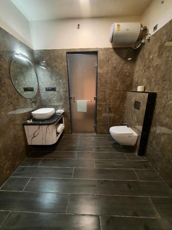 Koupelna v ubytování Hotel 777 Pushkar By Sitara Group -- ! swimming pool ! big parking ! lawn with bonfire ! lavish & luxury AC rooms ! top rated ! most awarded ! best selling ! prime location ! property of the year !