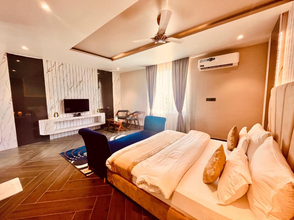 Postel nebo postele na pokoji v ubytování Hotel 777 Pushkar By Sitara Group -- ! swimming pool ! big parking ! lawn with bonfire ! lavish & luxury AC rooms ! top rated ! most awarded ! best selling ! prime location ! property of the year !