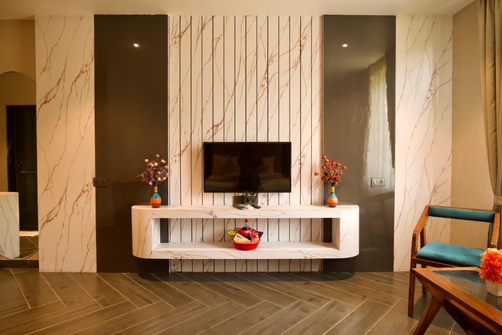 TV a/nebo společenská místnost v ubytování Hotel 777 Pushkar By Sitara Group -- ! swimming pool ! big parking ! lawn with bonfire ! lavish & luxury AC rooms ! top rated ! most awarded ! best selling ! prime location ! property of the year !