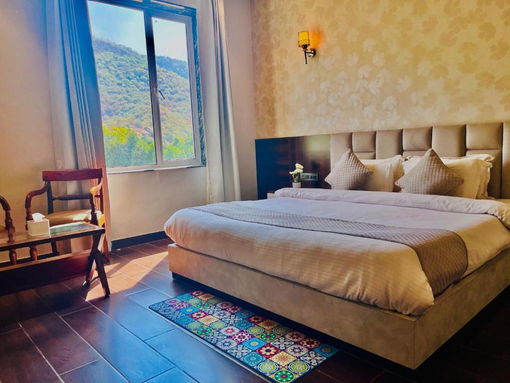 Postel nebo postele na pokoji v ubytování Hotel 777 Pushkar By Sitara Group -- ! swimming pool ! big parking ! lawn with bonfire ! lavish & luxury AC rooms ! top rated ! most awarded ! best selling ! prime location ! property of the year !