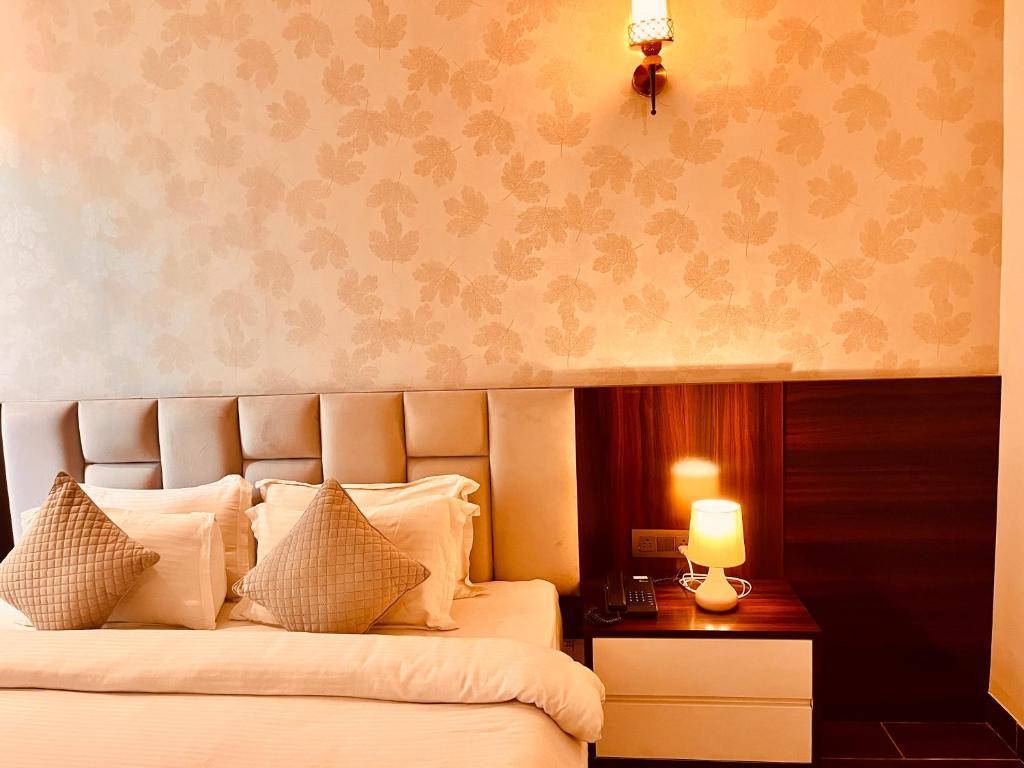 Posezení v ubytování Hotel 777 Pushkar By Sitara Group -- ! swimming pool ! big parking ! lawn with bonfire ! lavish & luxury AC rooms ! top rated ! most awarded ! best selling ! prime location ! property of the year !